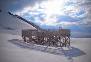 À Davos, une structure en bois abritait l’instrument du vent. © LTE/EPFL
