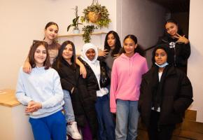 Huit des dix filles qui organisent leur voyage à Paris. De gauche à droite: Vesa, Yelenna, Sara, Medina, Ines, Laeticia, Chada (derrière) et Sabrina. 