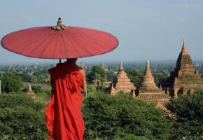  Bagan: un site unique, étendu sur près de 50 km². SHUTTERSTOCK/DR Pharaonique construction inachevée à Mingun. B. PICHON Pêcheur sur le lac Inle. B.PICHON