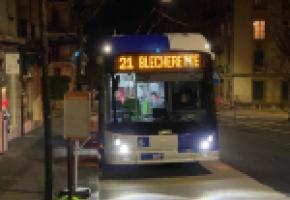 C’est à l’arrêt Alpes que les bus de la ligne 21 abaissent leurs perches et enclenchent leur moteur diesel ou leur batterie. BONAVITA
