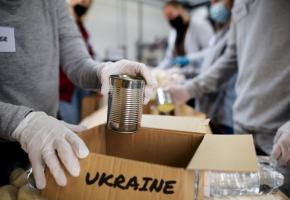 Depuis le début de la guerre, l’association a financé l’achat de nourriture pour les réfugiés ukrainiens. En médaillon, son président Mike Hoffman. DR