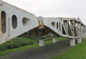 Le pont artificiel d’Arromanches permettait d’acheminer sur la terre ferme vivres et matériel issus des cargos.