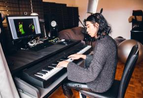 Yan Haltey, dans son appartement, qui comprend notamment son piano, son matériel de création musicale et un mini studio photo. MISSON-TILLE