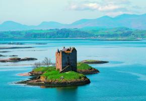 Le château de Stalker, au Loch Laich, est accessible à pied sec (par marée basse). DR 