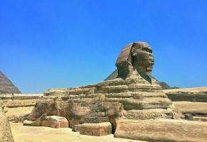 Le plateau de Gizeh ne serait pas complet sans le fameux Sphinx.  