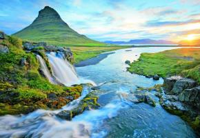 Kirkjufell est une montagne isolée d’Islande.