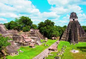 Tikal, qui signifie le «lieu des échos», a été la plus grande cité maya deux mille ans durant. 