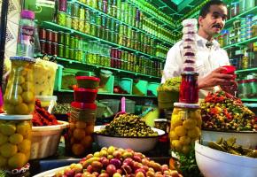 Dans le marché couvert de la Casbah, une échoppe de produits locaux dont la spécialité est le citron confit, utilisé notamment pour les tagines.  