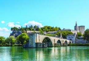 Le célèbre pont d’Avignon. En médaillon, le bateau «Camargue» avec, en arrière-plan, le Palais des papes. 123RF/BLOODUA