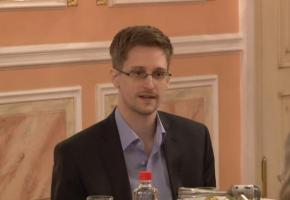 Edward Snowden, recherché par son pays, et en quête désespérée d’asile. En médaillon, son livre qui vient de paraître. DR