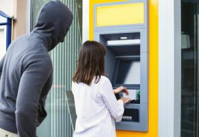 Lors des retraits au bancomat, la vigilance doit être la règle. 123RF