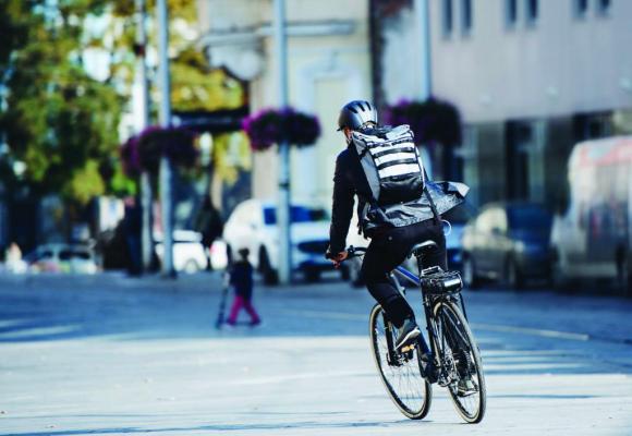 Pratique pour les trajets entre son domicile et son travail, le vélo électrique s’est popularisé en ville. 123RF