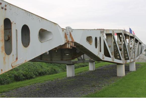 Le pont artificiel d’Arromanches permettait d’acheminer sur la terre ferme vivres et matériel issus des cargos.