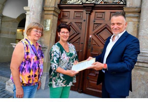Magali Fracheboud (à gauche) et Otilia Dobre (au milieu) ont remis leur pétition à Nicola Di Giulio, président du Conseil communal. VERISSIMO