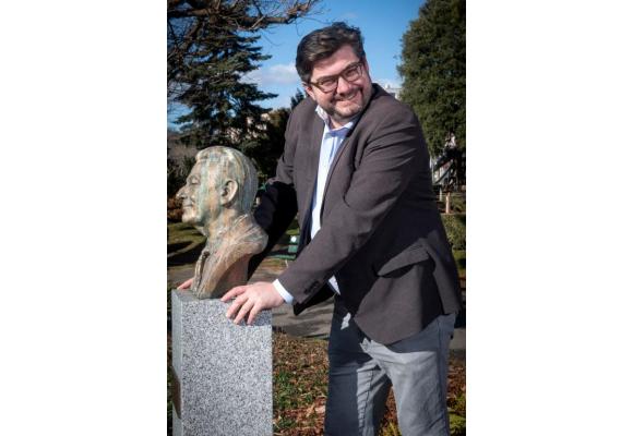 Kevin Grangier pose à Ouchy, à côté du buste de Jean-Pascal Delamuraz. PYTHON