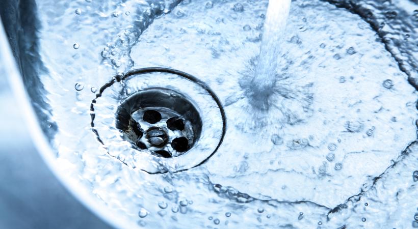 Une eau claire en permanence? Ça se joue devant et derrière le robinet... Découvrez-le à la Journée mondiale de l'eau 2017. GETTY / DEEPBLUE4YOU 
