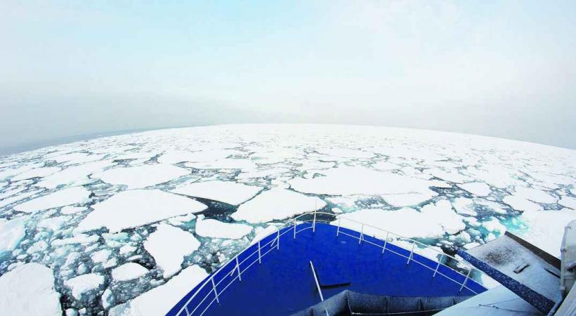 Un panorama extraordinaire s’offre aux 70 passagers du bateau polaire Ocean Nova qui navigue au milieu des glaces.