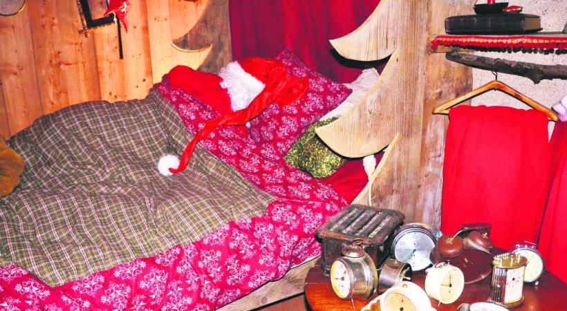 Chut, le Père Noël est dans son lit, il est sans doute très fatigué et il ronfle. 