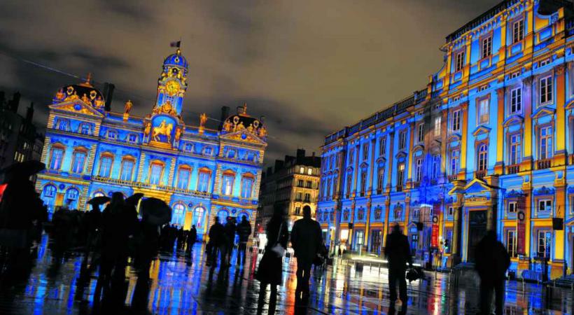 La Fête des Lumières est l’événement touristique majeur de la ville de Lyon. Il attire des millions de visiteurs chaque année. 