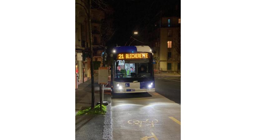 C’est à l’arrêt Alpes que les bus de la ligne 21 abaissent leurs perches et enclenchent leur moteur diesel ou leur batterie. BONAVITA