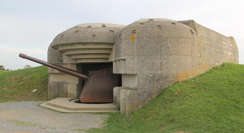 La pointe du Hoc fut l’un des points forts des fortifications allemandes sur la côte. On y visite une batterie d’artillerie avec son poste de direction de tir, ses casemates et ses abris.