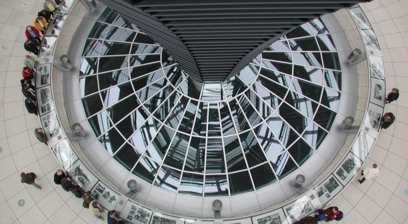 Il est possible de rallier l’île aux musées par bateau. Potsdamer Platz, vitrine du Berlin futuriste. Un ascenseur est intégré dans cet aquarium géant. Alexander Platz a bien changé depuis l’ex-RDA. Le saisissant mémorial de l’Holocauste. 