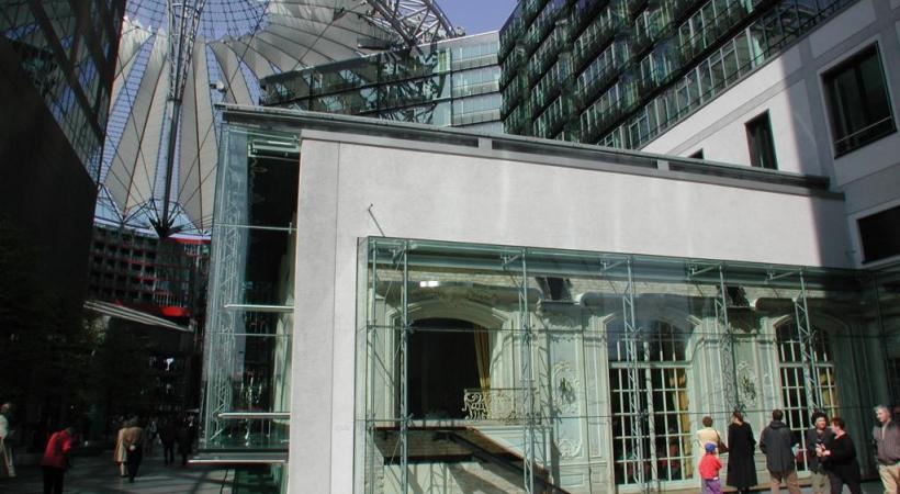 Il est possible de rallier l’île aux musées par bateau. Potsdamer Platz, vitrine du Berlin futuriste. Un ascenseur est intégré dans cet aquarium géant. Alexander Platz a bien changé depuis l’ex-RDA. Le saisissant mémorial de l’Holocauste. 