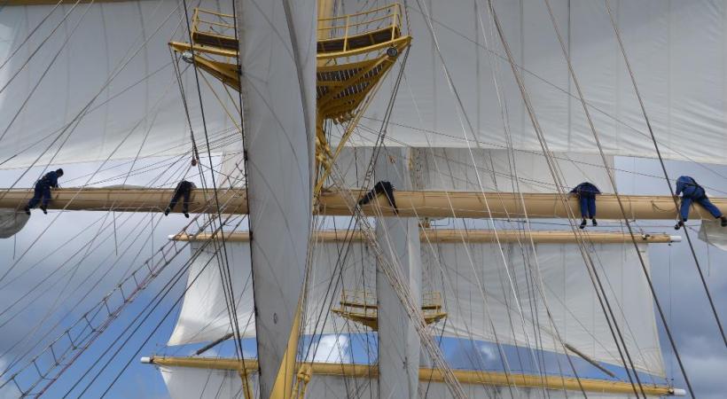 Le Royal Clipper offre au vent plus de 5000 mètres carrés de voilure pour le plus grand plaisir des passagers. Le pont vu du mât. Des marins équilibristes. Lever de soleil près de Minorque. 