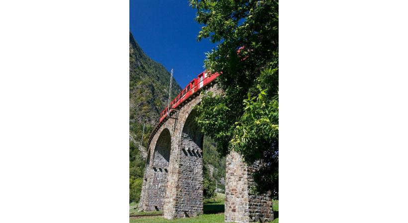L’un des parcours ferroviaires les plus spectaculaires du monde. Escale de charme à l’hôtel Le Prese, de Poschiavo. Le centre de Poschiavo est également appelé borgo (bourg). 