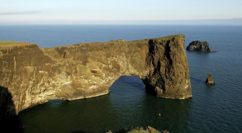 Le cap de Dyrholaey est la pointe la plus méridionale de l’Islande. KONTIKI Une géologie complexe confère à l’île ses incroyables couleurs. KONTIKI La Heimaklettur est le point culminant  de l’île de Heimaey. BERNARD PICHON Godafoss mesure 12 mètres de haut et 30 de large. KONTIKI 