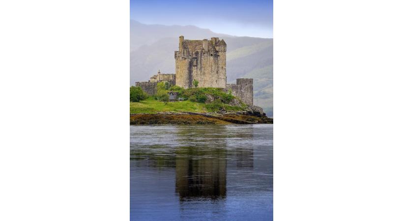  Proches de Stonehaven, les ruines de la forteresse médiévale de Dunottar. PHOTOS KUONI Edimbourg a de quoi enchanter les amoureux d’architecture. Les Ecossais sont farouchement attachés à leurs traditions. Les eaux douces du Loch Shiel, dans les Highlands.