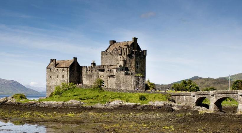  Proches de Stonehaven, les ruines de la forteresse médiévale de Dunottar. PHOTOS KUONI Edimbourg a de quoi enchanter les amoureux d’architecture. Les Ecossais sont farouchement attachés à leurs traditions. Les eaux douces du Loch Shiel, dans les Highlands.