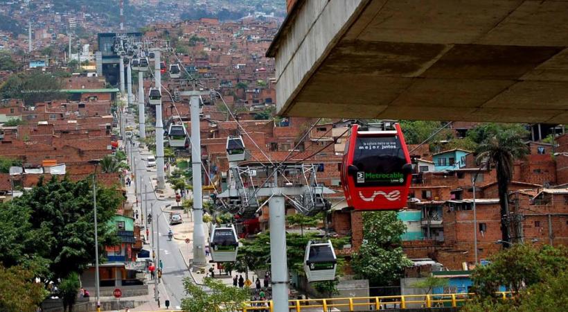  La ville de Medellin, en Colombie, a eu l'audace d'installer un téléphérique urbain en 2003 déjà. DR