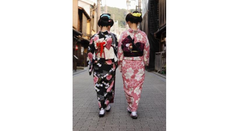 Des maikos (apprenties geisha) à Kyoto. Histoire & Voyages
