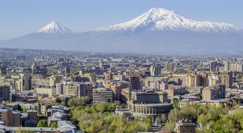 Erevan, avec derrière, le Mont Ararat, montagne sacrée des Arméniens. DR