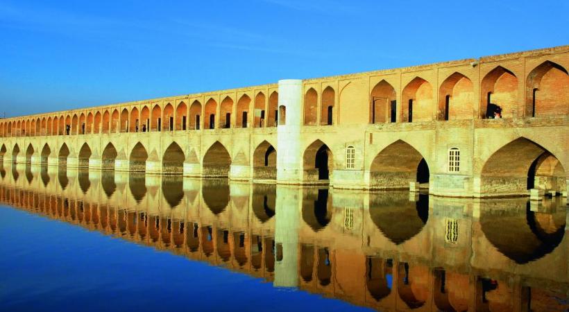 Ispahan et son célèbre pont Si-o-Seh (ou pont Allahverdi Khan) avec ses 33 arches et ses maisons de thé à chaque extrémité. dr
