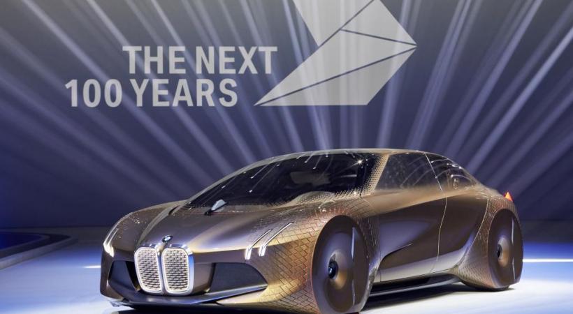  Le concept VISION NEXT 100 regroupe les idées les plus avancées, tout en conservant le dynamisme et un design chers à BMW. dr