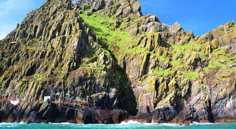 Le fameux Wild Atlantic Way, la côte sauvage de l’ouest irlandais, s’étend sur 2500 kilomètres. Pub à Dingle. L’Irlande compte 3,5 millions de moutons… pour 4,6 millions d’habitants. 