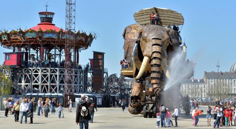 «Le Grand Eléphant» est le symbole des Machines de l’île et peut transporter 50 passagers. Sur l’autre rive de la Loire, le Belem, plus ancien trois-mâts en Europe (1896). ALAIN BOSSU.