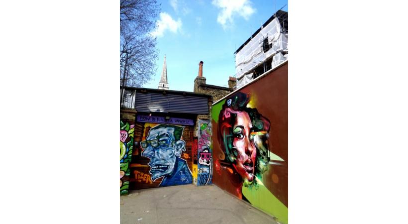 Une rue de la capitale britannique qui a gagné des couleurs éphémères. Certains artistes se sont spécialisés dans l’illustration animalière. Certaines œuvres se cachent dans des arrière-cours. 