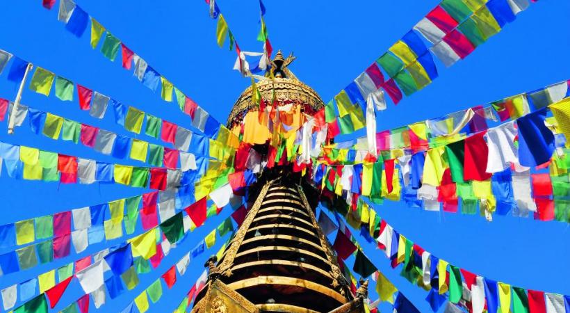 Au sommet du stupa, les drapeaux colorés égrènent leurs prières au gré du vent.