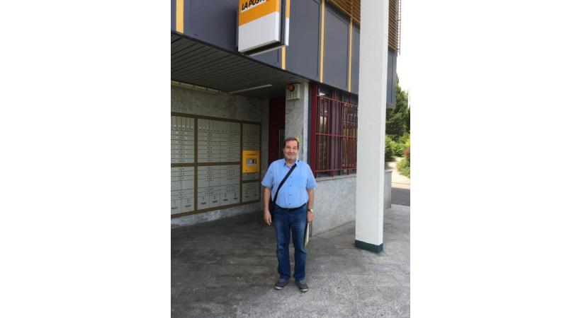 Eric Voruz, ex-Syndic, devant l’office de poste dont il tente, en vain, d’empêcher la fermeture.