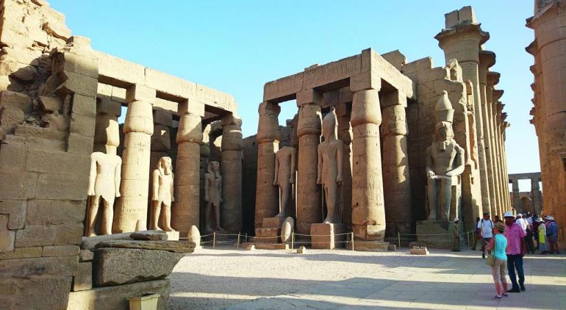 Les épaisses colonnes finement décorées de Karnak. 