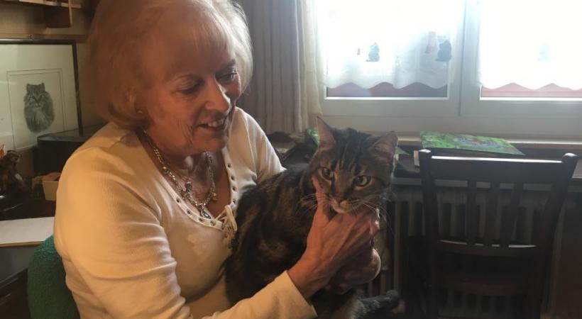  Ruth Morf Steudler avec un de ses chats auxquels elle vous un amour sans bornes. ca 