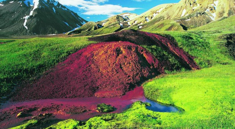 La géologie confère au paysage  ses étonnantes couleurs. 