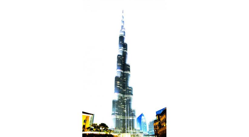 Le fameux hôtel extra-luxe Burj Al Arab, en forme d’immense voilier, au bord du golfe Persique. 123RF/VIOLETTA SHADURSKAIA Le nouveau quartier de La Mer avec la ville en arrière-plan. DUBAÏ TOURISME La tour Burj Khalifa, qui culmine à 828 m, est la plus haute du monde. 123RF/SANTORINES Pour sortir du tumulte urbain, surfer sur les dunes est une activité prisée. DUBAÏ TOURISME 
