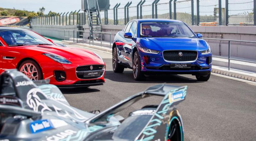 Chez Jaguar, la propulsion électrique n’efface pas le caractère que les amateurs apprécient: sportivité, capacités de franchissement, soin du design et des prestations, et options,  attractives. 