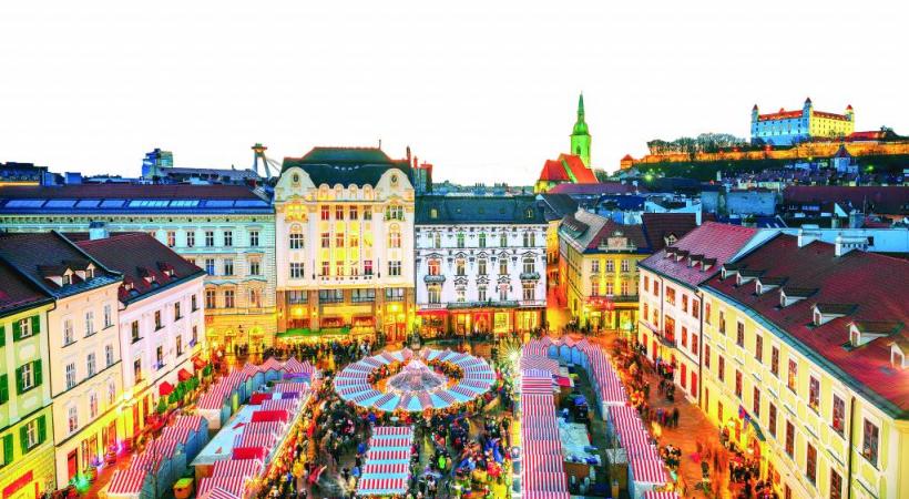 La place de l’Hôtel de Ville de Vienne et la magie de son marché de Noël. OSTERREICH VERBUNG