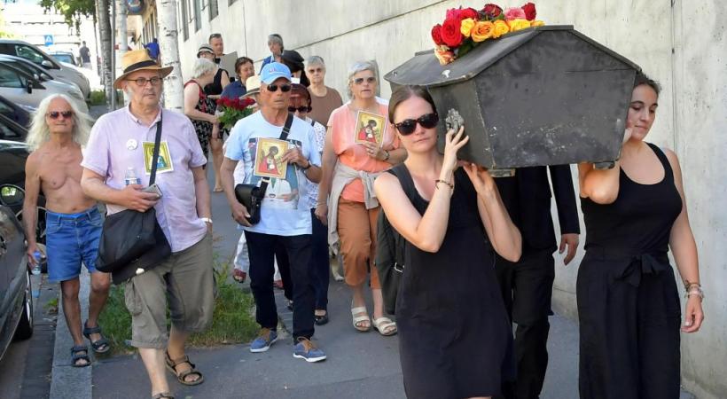 A Aloys-Fauquez, samedi 29 juin, une cinquantaine de personnes ont manifesté en portant un cercueil symbolisant la mort du service public. VERISSIMO