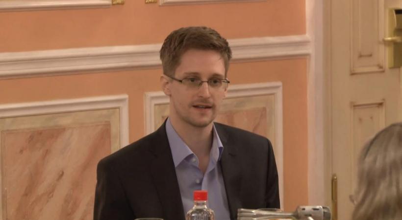 Edward Snowden, recherché par son pays, et en quête désespérée d’asile. En médaillon, son livre qui vient de paraître. DR